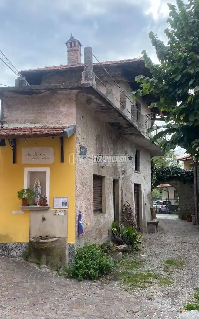 Casa indipendente in vendita a Nebbiuno