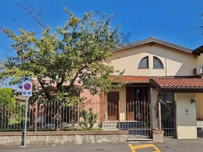 Villa in vendita a Vellezzo Bellini