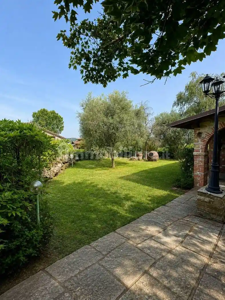 Villa in vendita a Piozzano