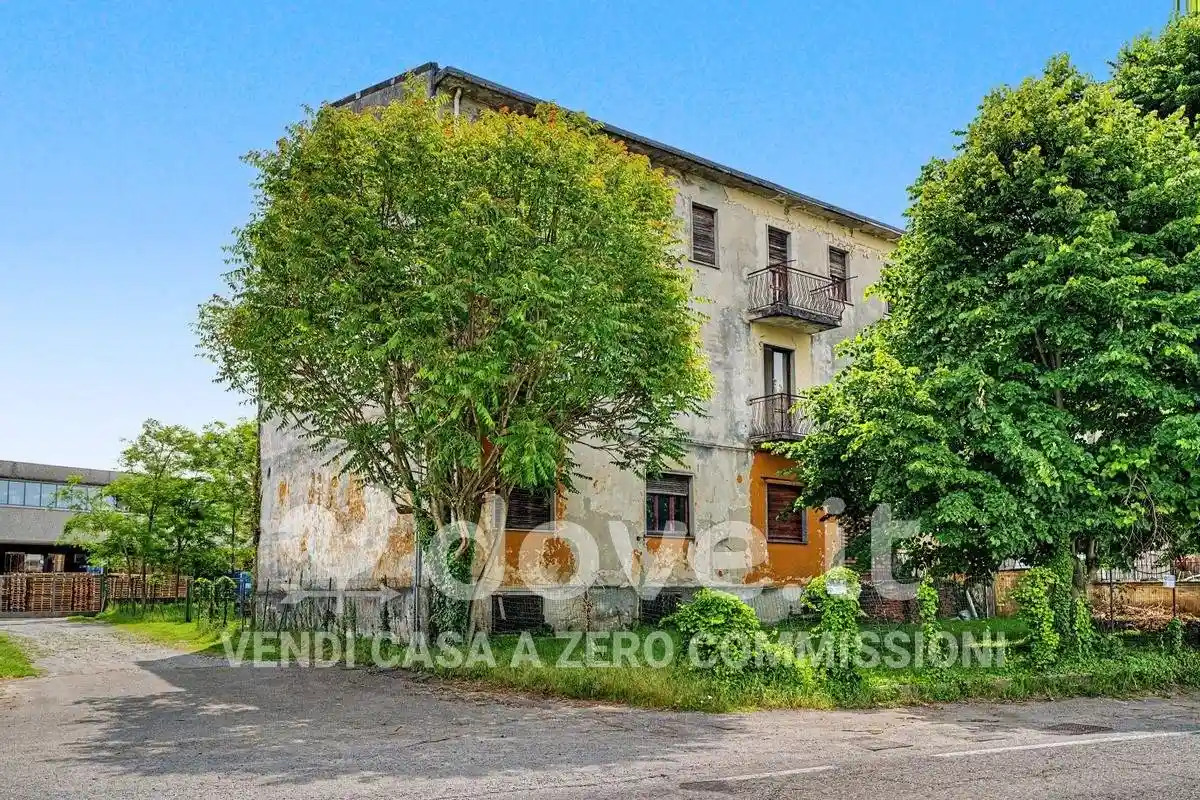 Palazzo - Edificio in vendita a Cadorago