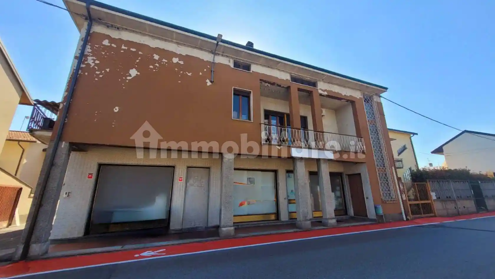 Palazzo - Edificio in vendita a Ferno