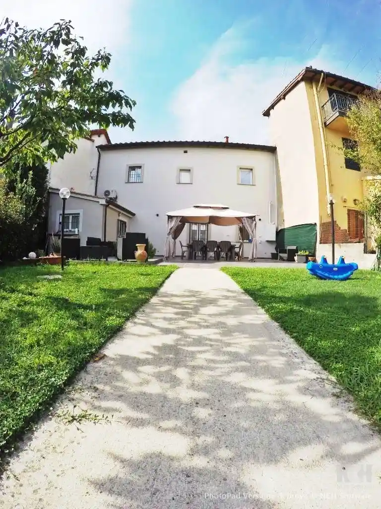 Casa indipendente in vendita a Campi Bisenzio