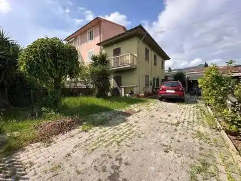 Villa in vendita a Cascina