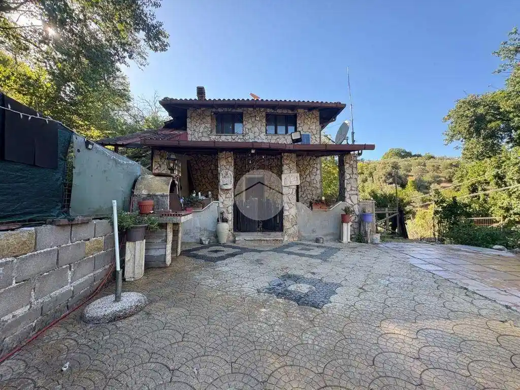 Casa indipendente in vendita a Palombara Sabina