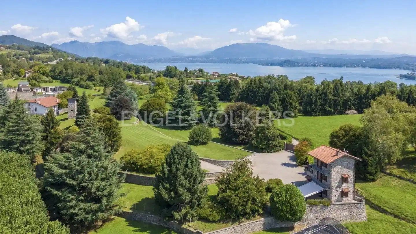 Villa in vendita a Nebbiuno
