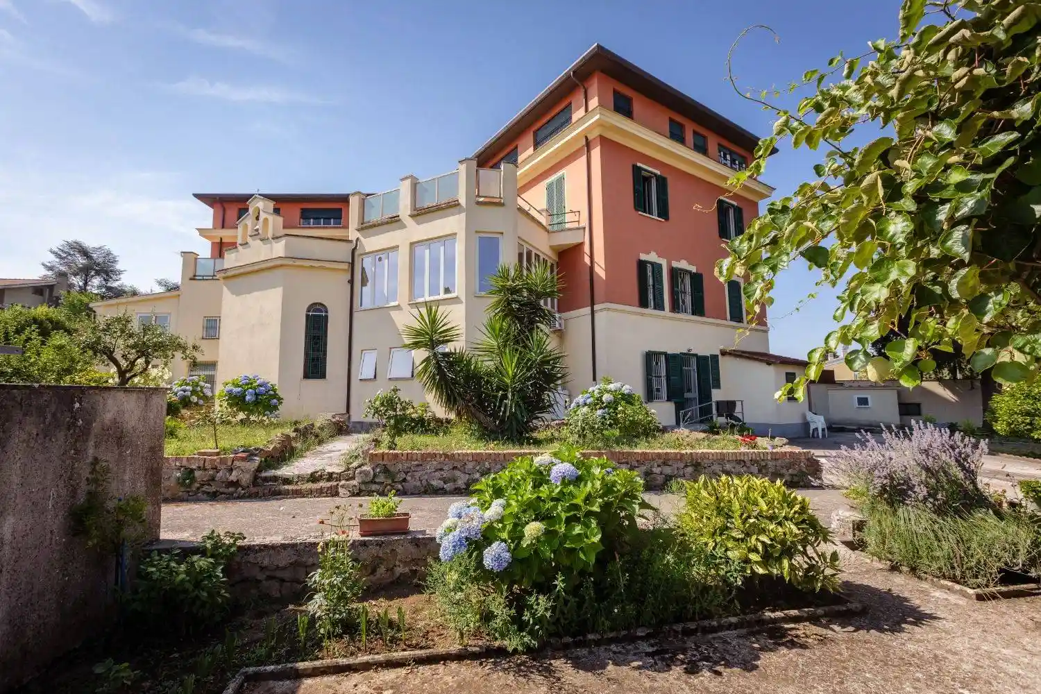 Palazzo - Edificio in vendita a Grottaferrata