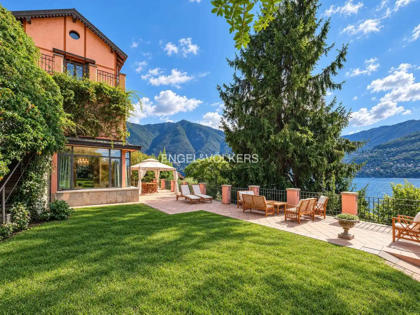 Villa in vendita a Carate Urio