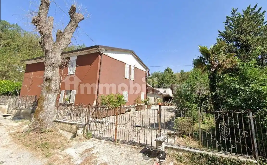 Villa in vendita a Camporotondo di Fiastrone