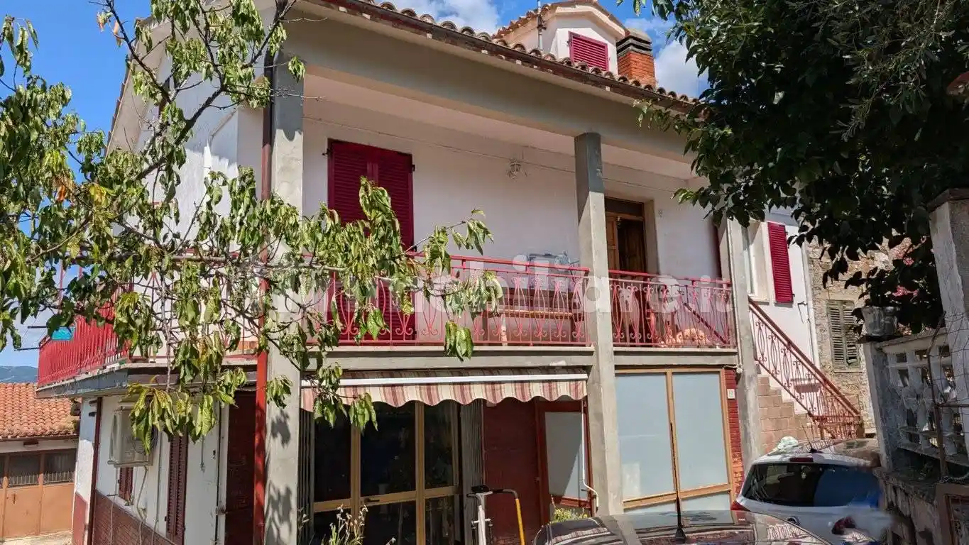 Villa in vendita a Pioraco