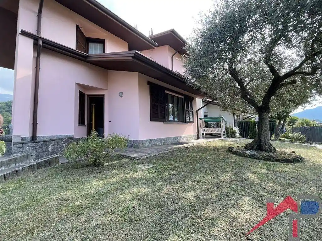 Villetta a schiera in vendita a Caprino Bergamasco