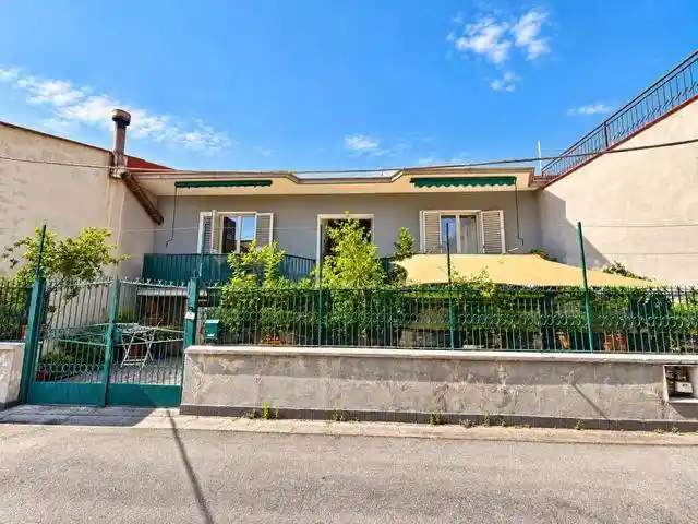 Villa in vendita a Curti