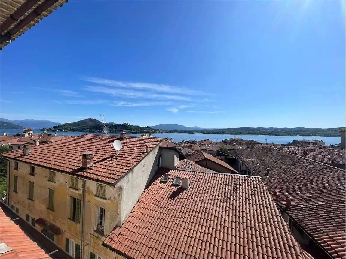 Palazzo - Edificio in vendita a Arona