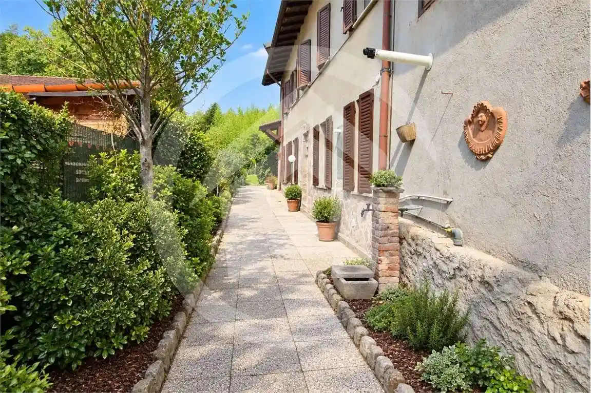 Casa indipendente in vendita a Verano Brianza