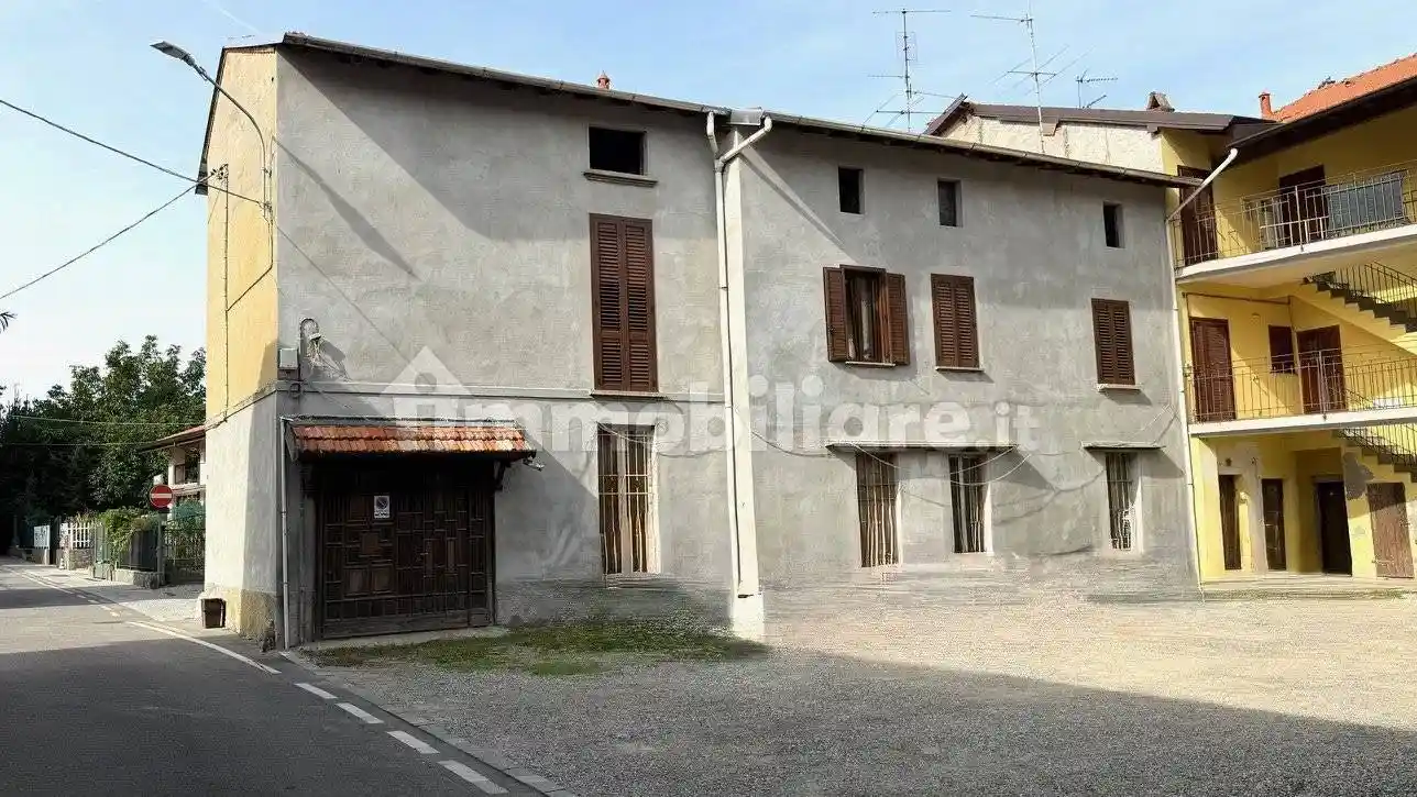 Casa indipendente in vendita a Locate Varesino
