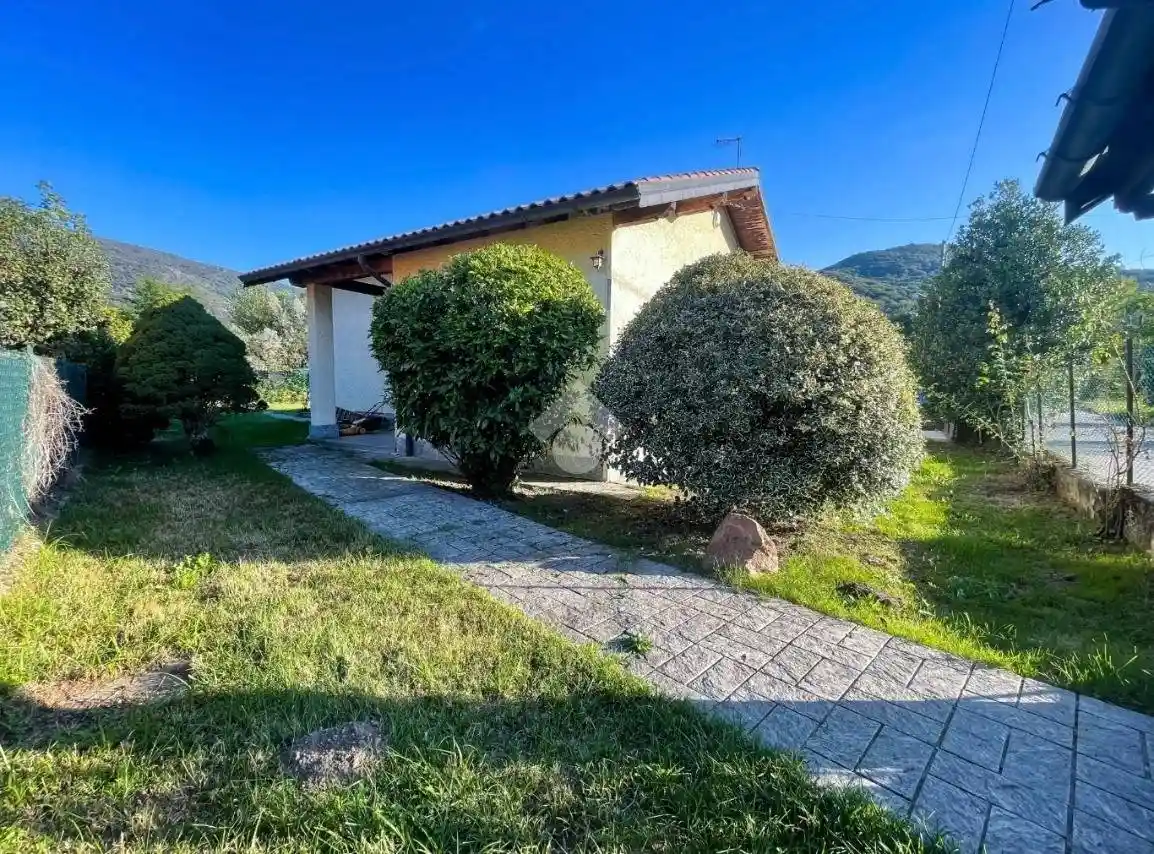Villa in vendita a Cunardo