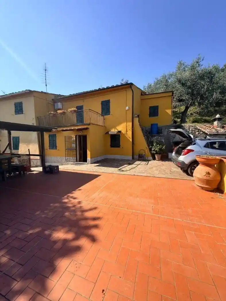 Casa indipendente in affitto a Prato