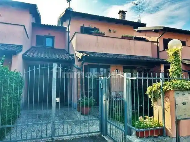 Villetta a schiera in vendita a Vellezzo Bellini