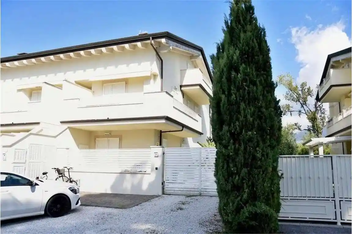 Appartamento in vendita a Montignoso