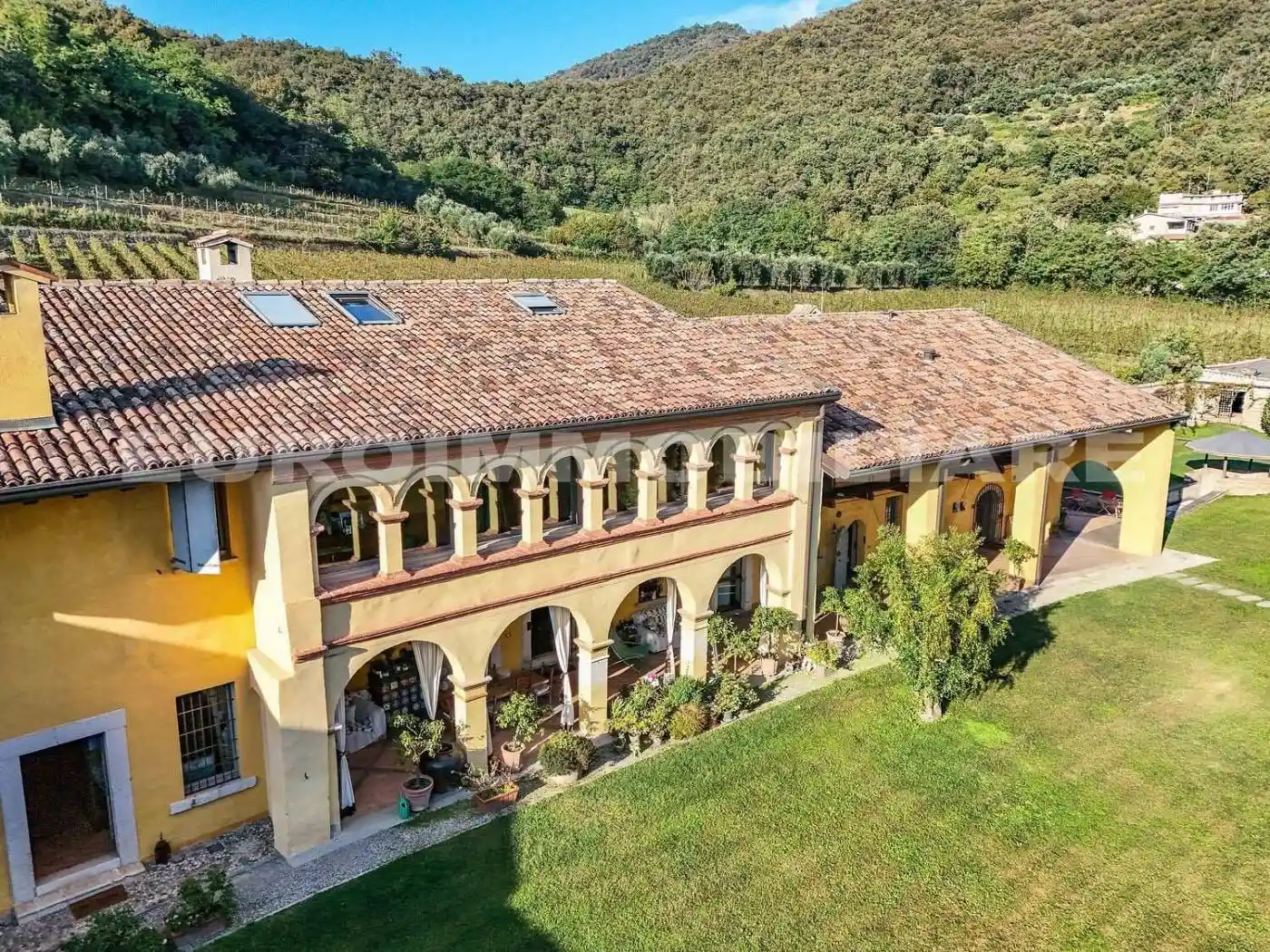Palazzo - Edificio in vendita a Rodengo Saiano