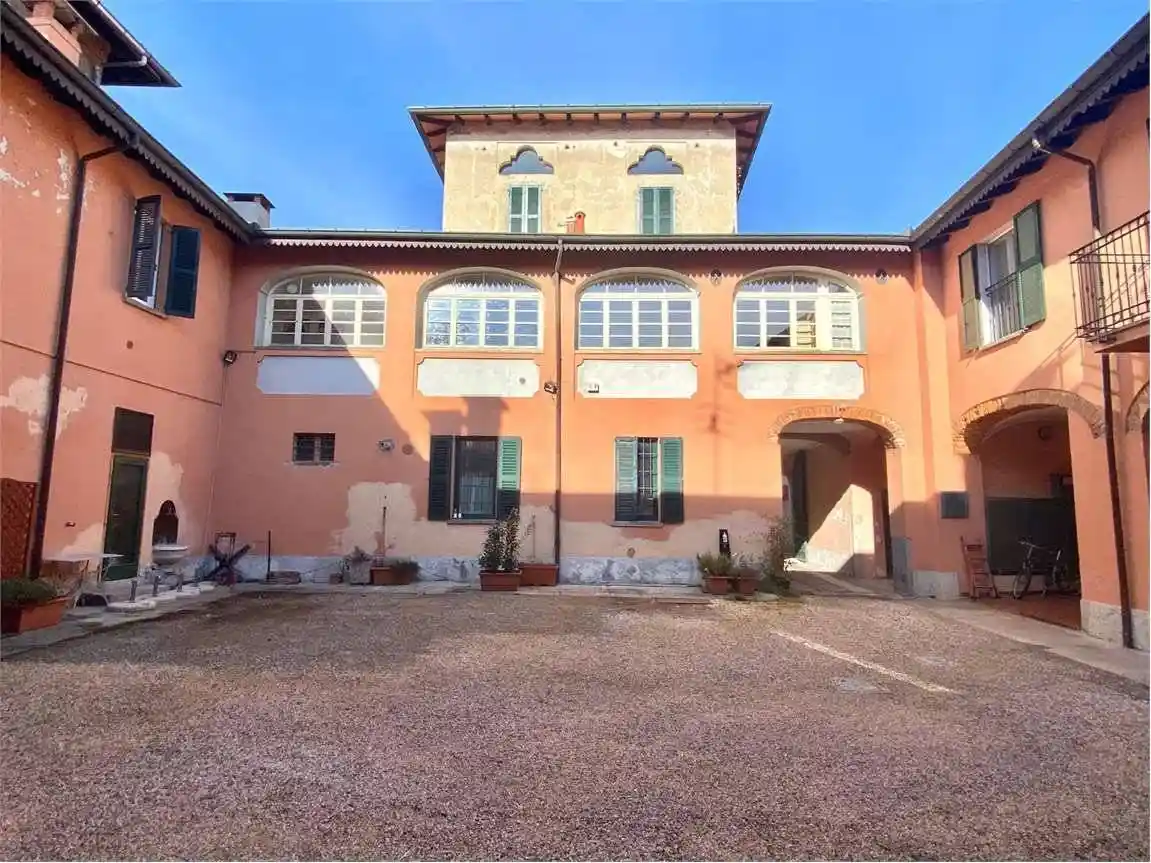 Appartamento in affitto a Angera