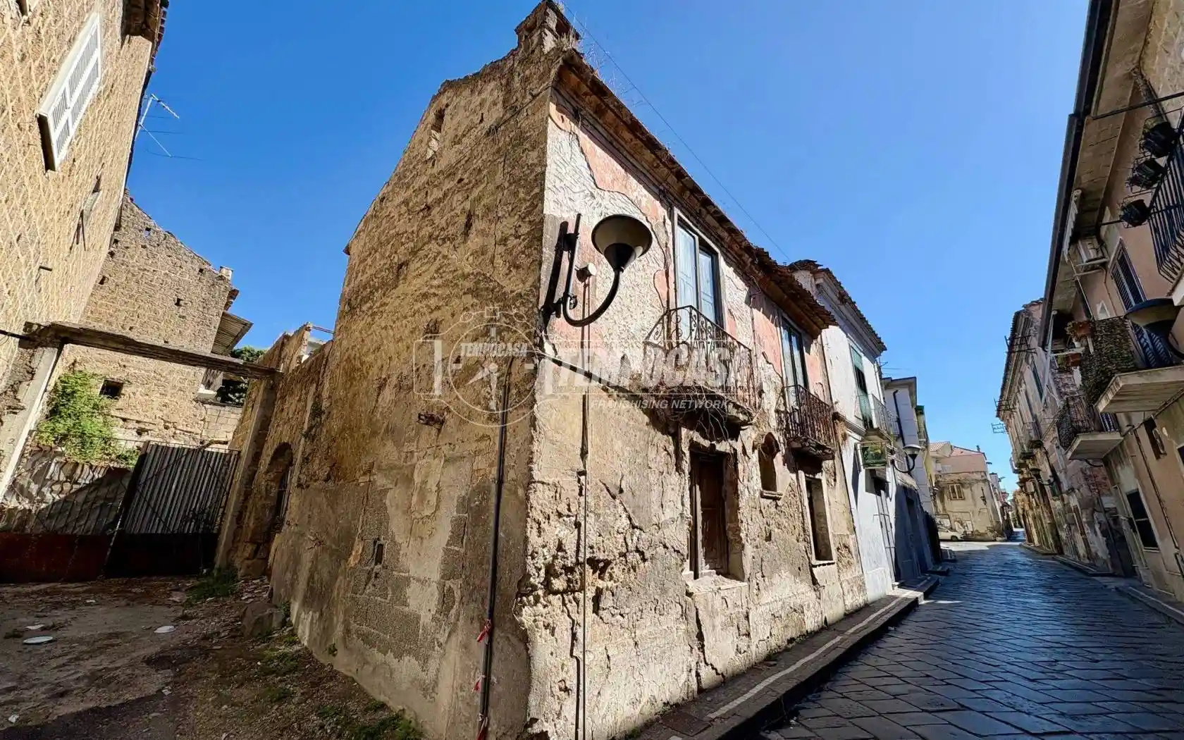 Palazzo - Edificio in vendita a Frignano
