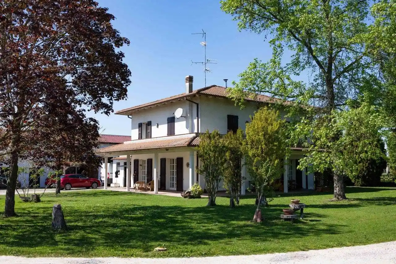 Villa in vendita a Cento