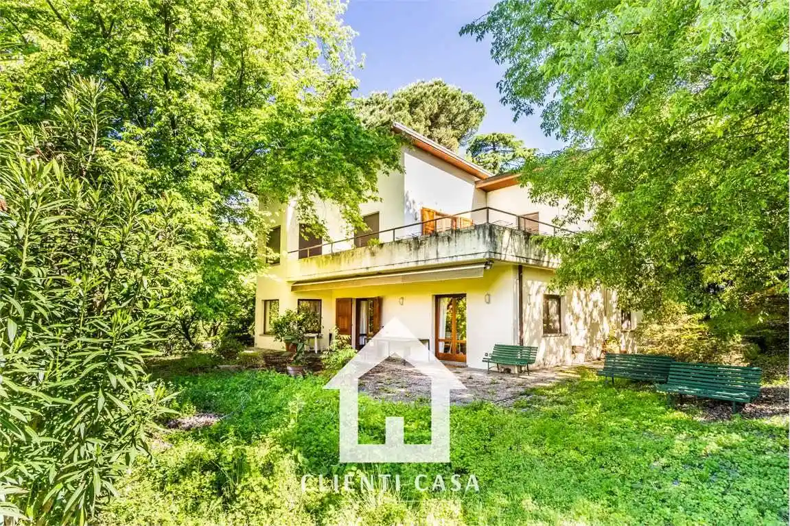 Villa in vendita a Longone al Segrino