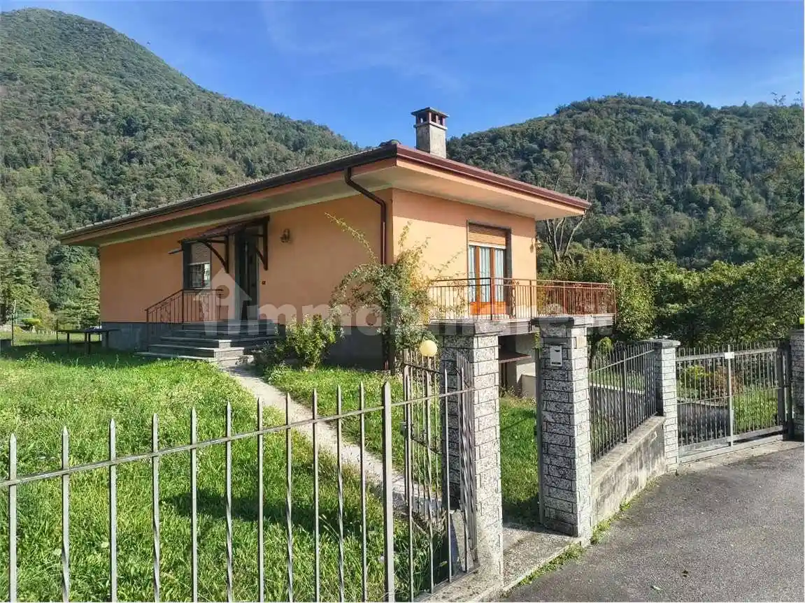 Villa in vendita a Cambiasca