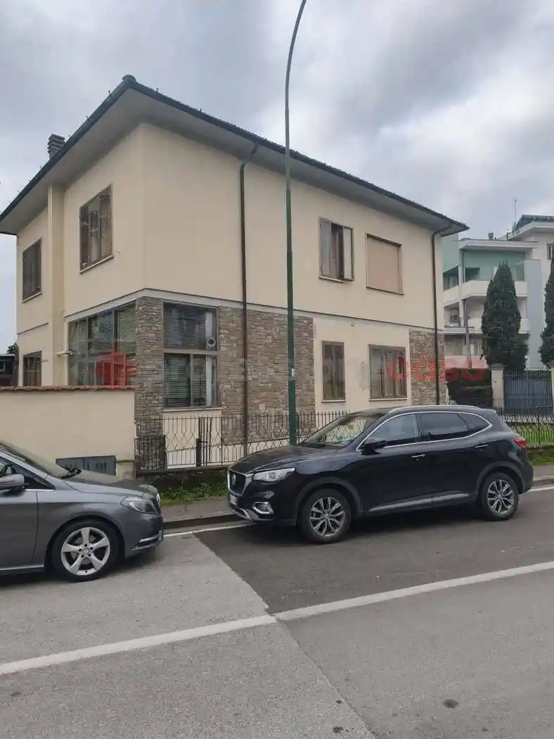 Casa indipendente in vendita a Campi Bisenzio