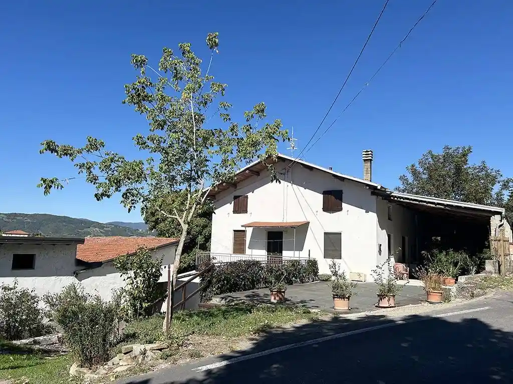 Casa indipendente in vendita a Tizzano Val Parma