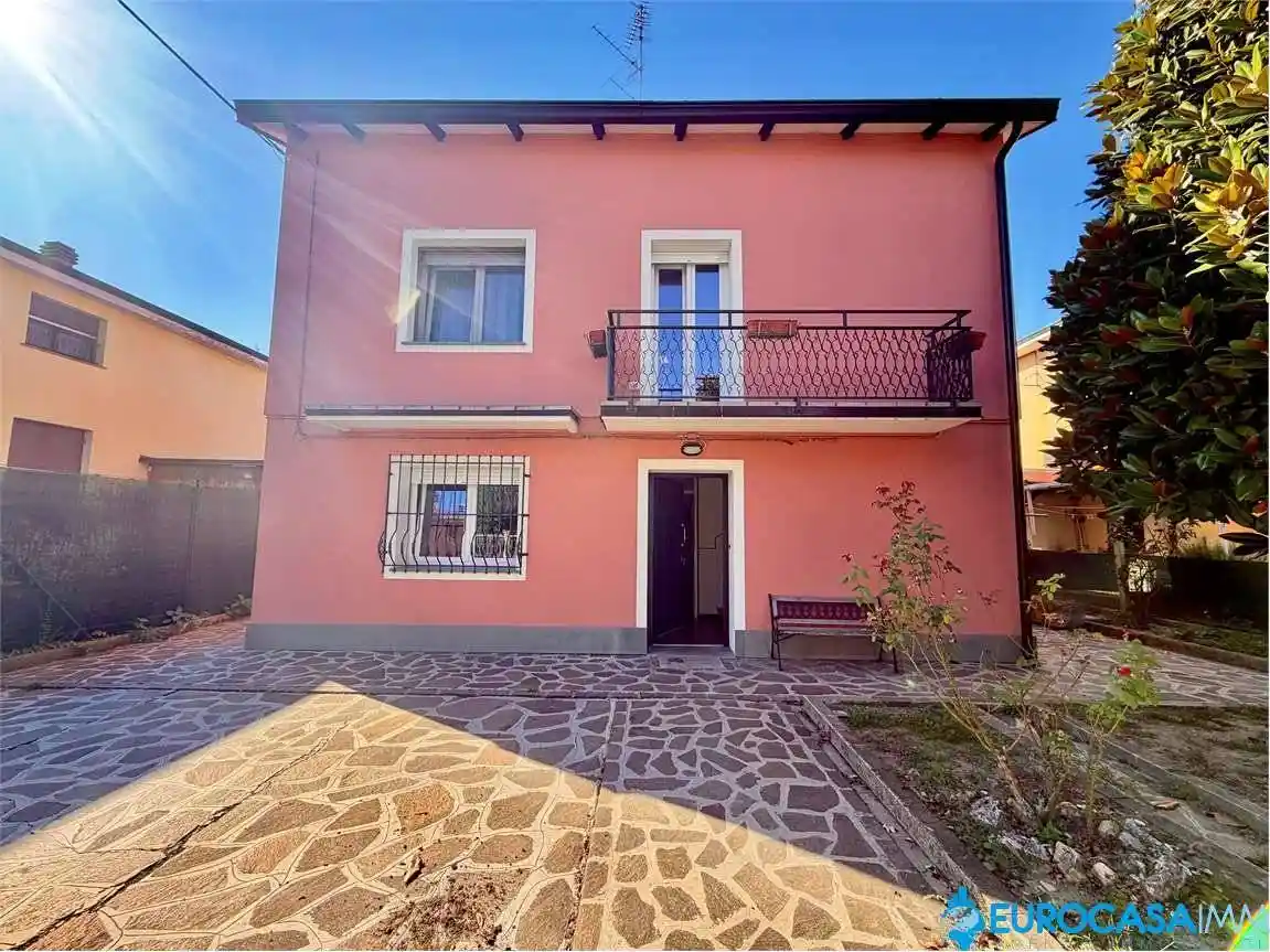 Casa indipendente in vendita a Novi di Modena