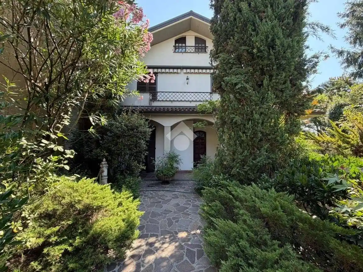 Villa in vendita a Pessano con Bornago