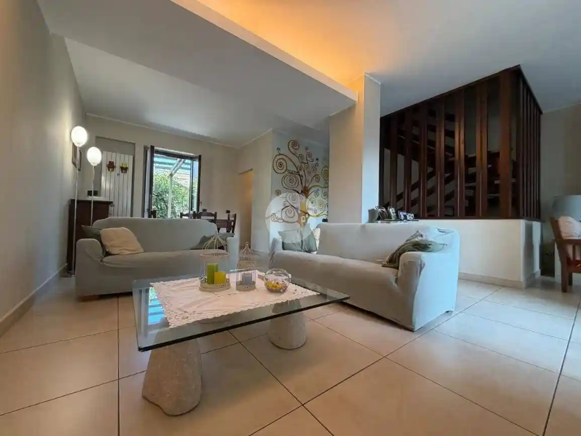 Villa in vendita a Pessano con Bornago