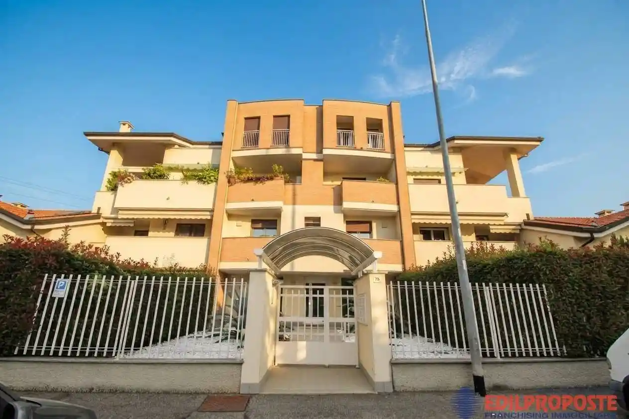 Appartamento in vendita a Caronno Pertusella