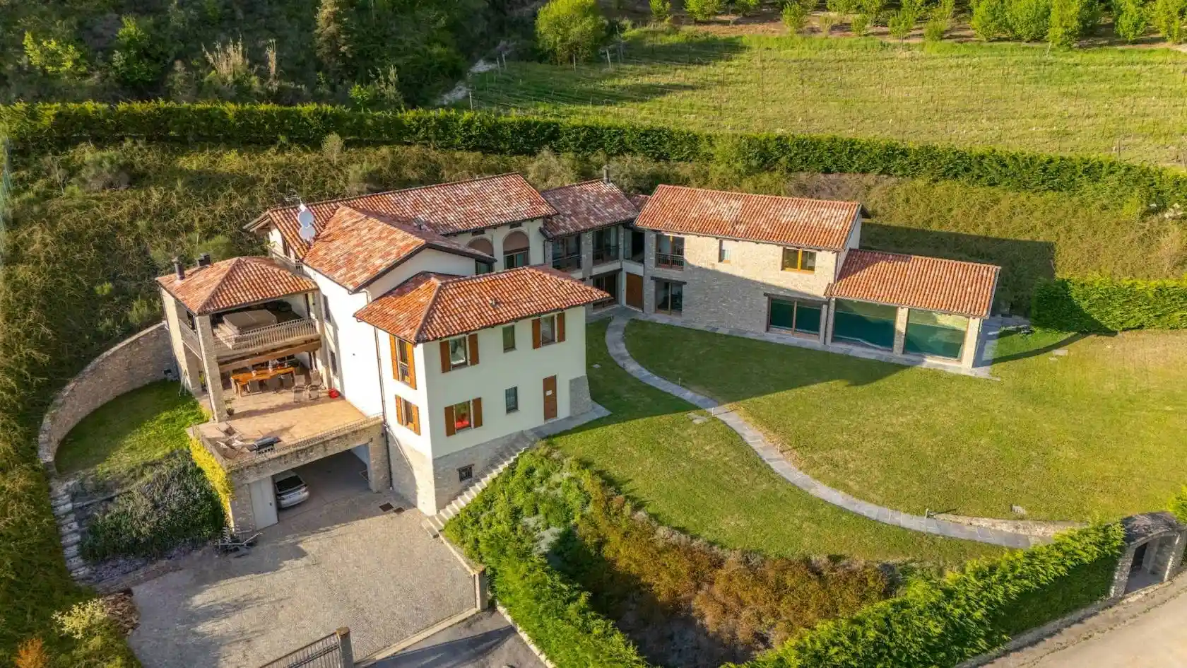 Villa in vendita a Serravalle Langhe