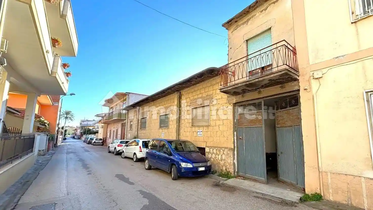 Palazzo - Edificio in vendita a Mondragone