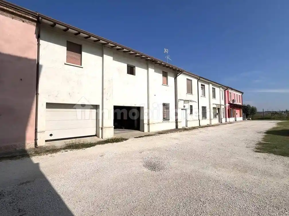 Casa indipendente in vendita a Serravalle a Po