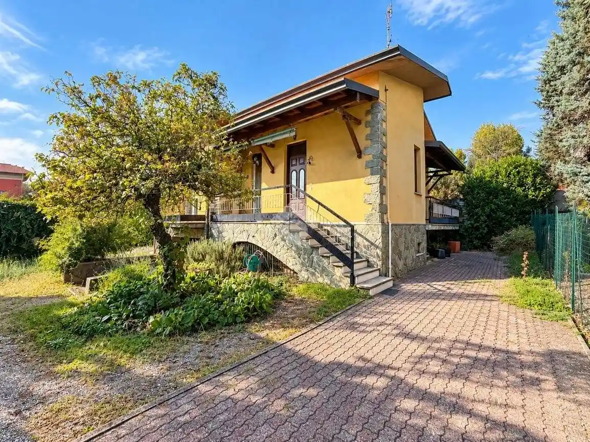 Villa in vendita a Caronno Pertusella