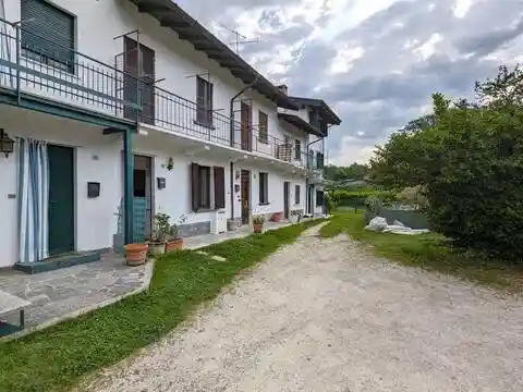 Villa in vendita a Monvalle