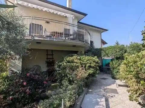 Villa in vendita a Maccagno con Pino e Veddasca