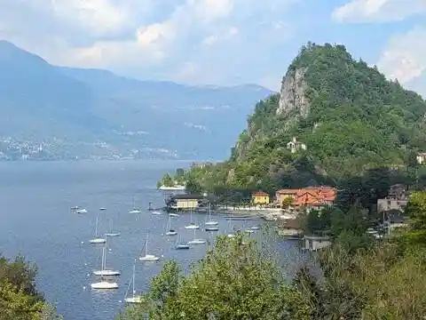 Villa in vendita a Castelveccana