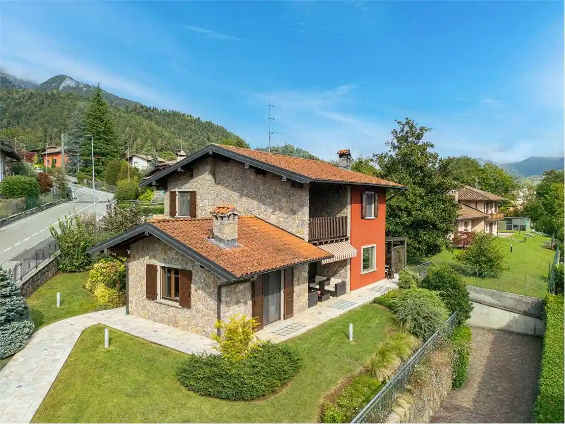Villa in vendita a Rovetta