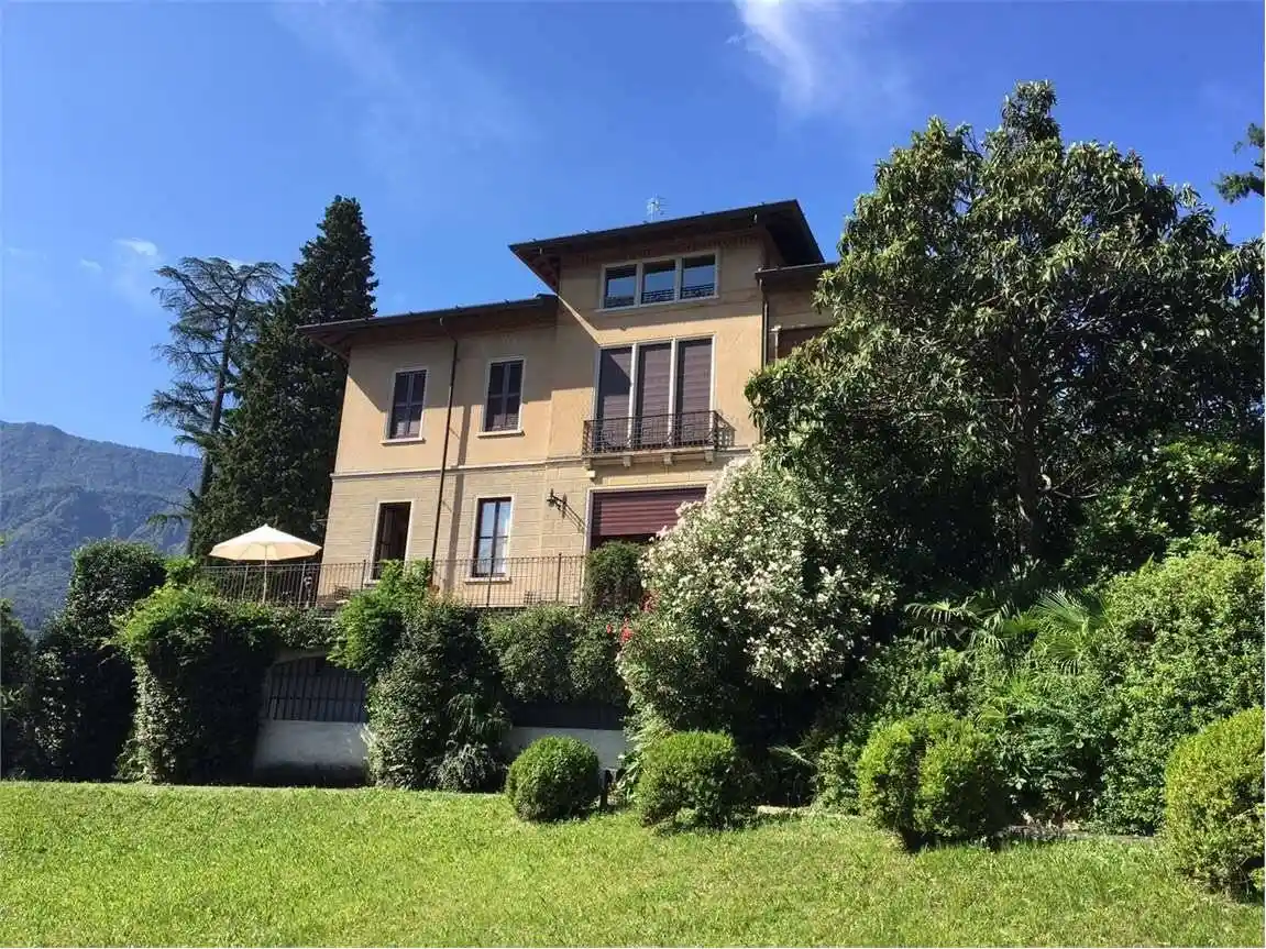 Villa in vendita a Castelveccana