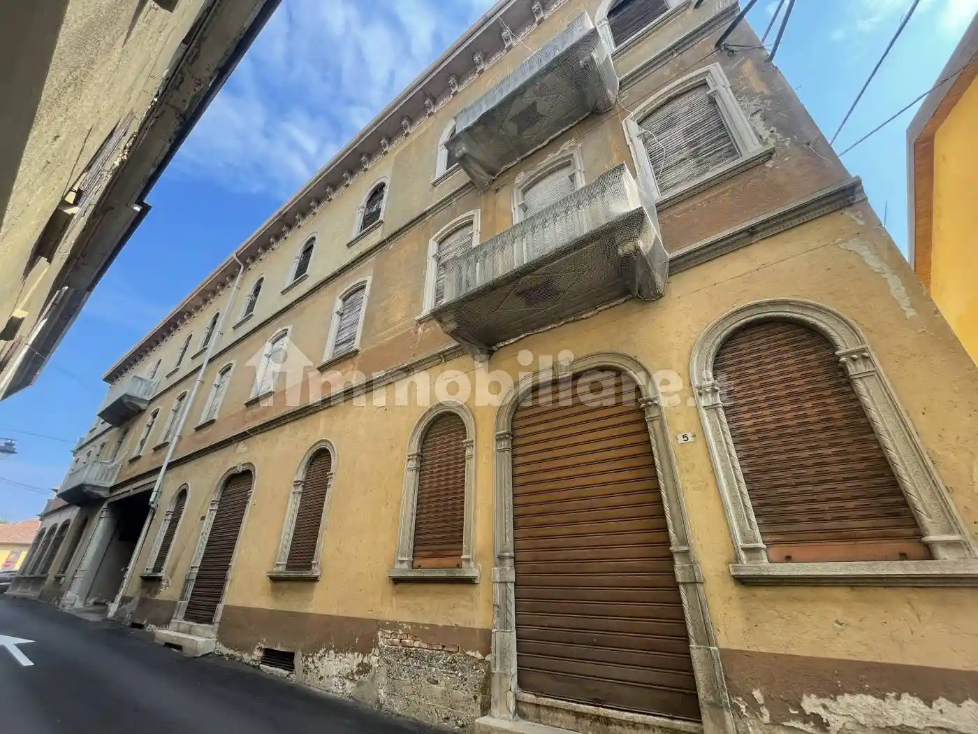 Palazzo - Edificio in vendita a Varallo Pombia