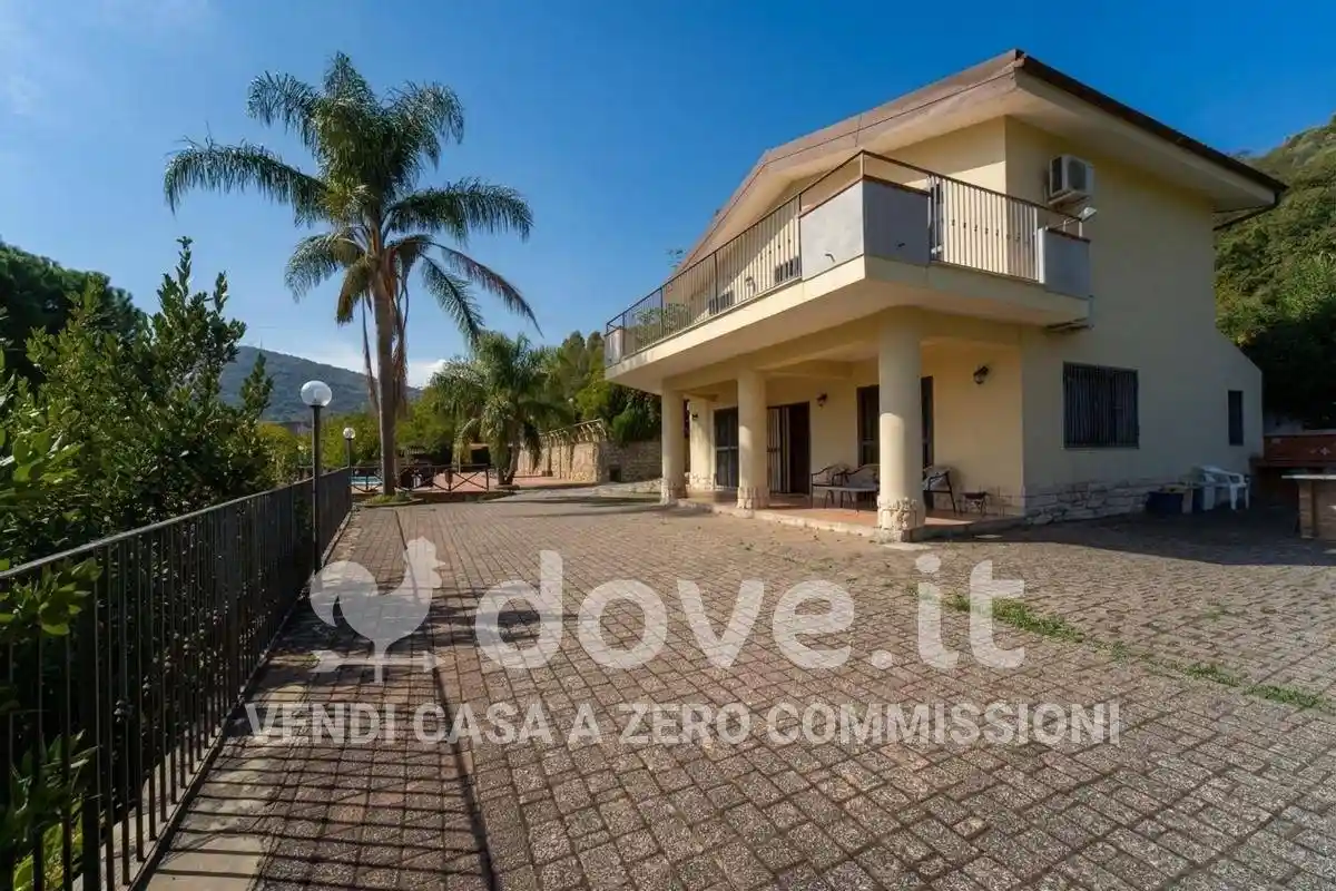 Villa in vendita a Francavilla di Sicilia