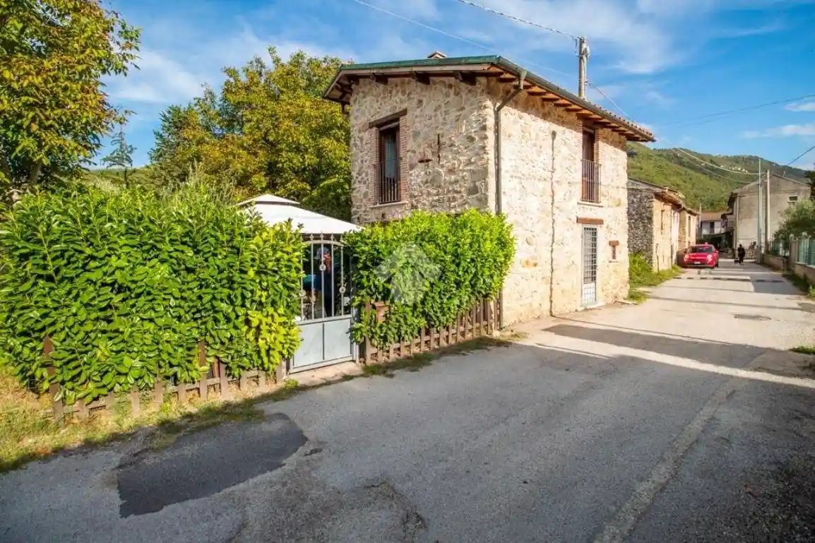 Casa indipendente in vendita a Castel Sant'Angelo