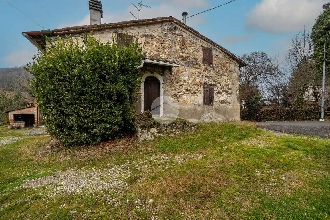 Casa indipendente in vendita a Lesignano de' Bagni
