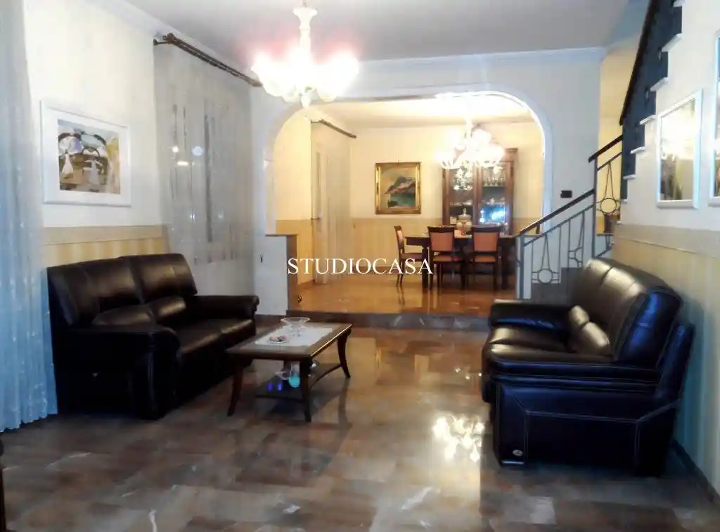 Villa in vendita a Curti