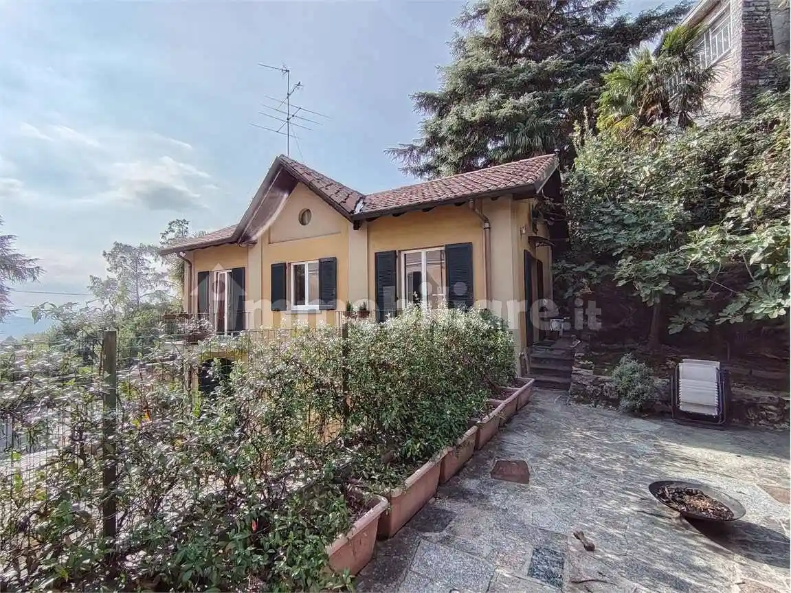 Casa indipendente in vendita a Erba