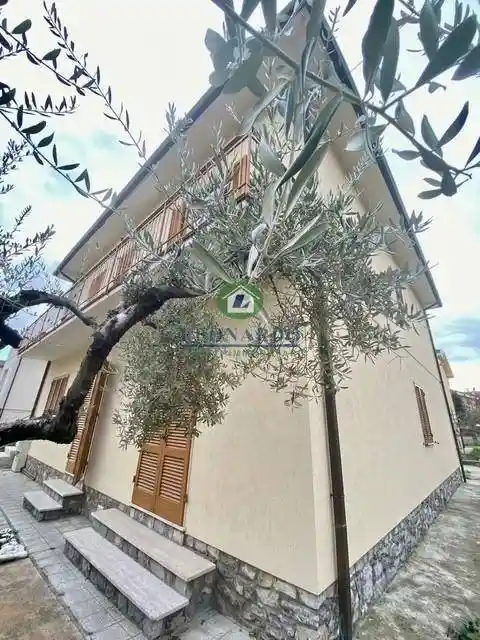 Casa indipendente in vendita a Massa e Cozzile